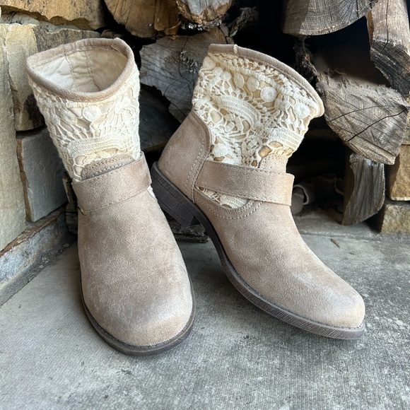Women's Lace-Trimmed Tan Ankle Boots by Mudd Sz-8. M - Picture 1 of 8